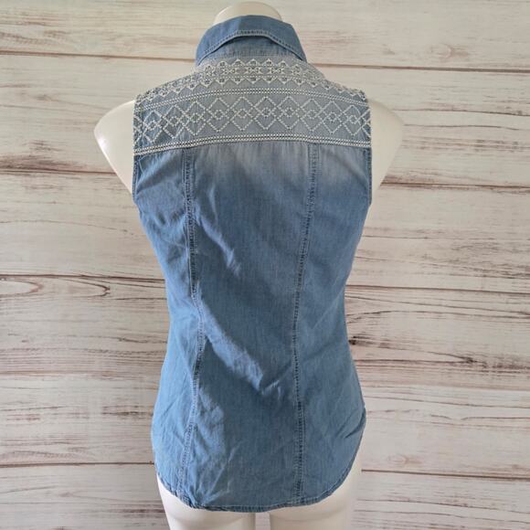 Forever 21 Chambray Embroidered Sleeveless Snap Button Top sz Small - Picture 4 of 6